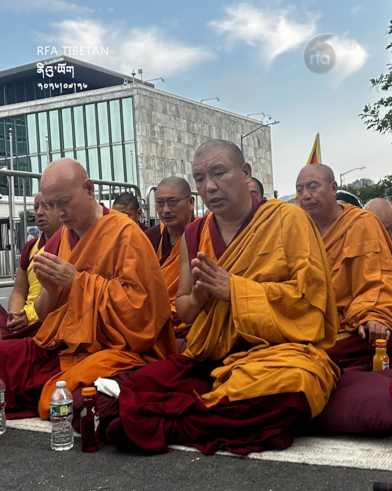 སེར་བྱེས་དབུ་བླ་ཆོས་འཁོར་རིན་པོ་ཆེས་དབུས་དགེ་འདུན་པས་སྨོན་ལམ་གསུང་འདོན་གནང་བཞིན་པ། ༢༠༢༦།༧།༢༦