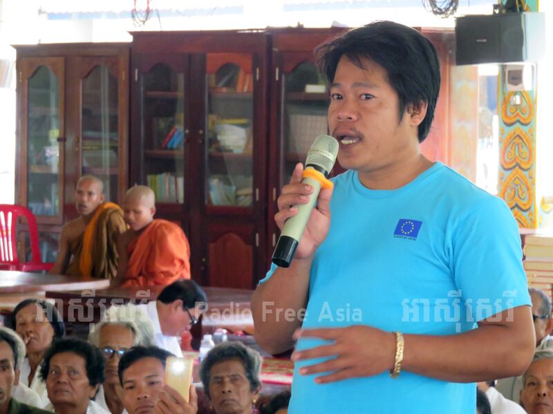 ពលរដ្ឋ​ភូមិ​ទទឹងថ្ងៃ ឃុំ​បឹងទូក លោក សឹម ស៊ាំសើន ឡើង​សួរ​គណៈ​អធិបតី​ថ្នាក់​ជាតិ​នៅ​ក្នុង​វេទិកា​សាធារណៈ នា​ឃុំ​បឹងទូក ស្រុក​ទឹកឈូ ខេត្ត​កំពត កាល​ពី​ថ្ងៃ​ទី​២១ ខែ​សីហា ឆ្នាំ​២០១៧។ RFA/Van Vanndeth