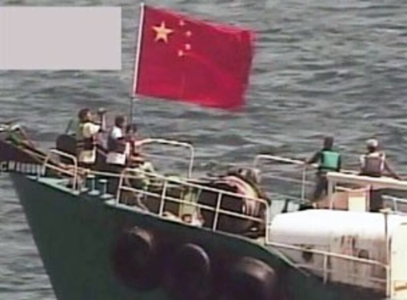 图片：日本政府27号公开日本海上保安厅拍摄的香港“保钓”人士等登上尖阁诸岛的录像。（南洲提供）