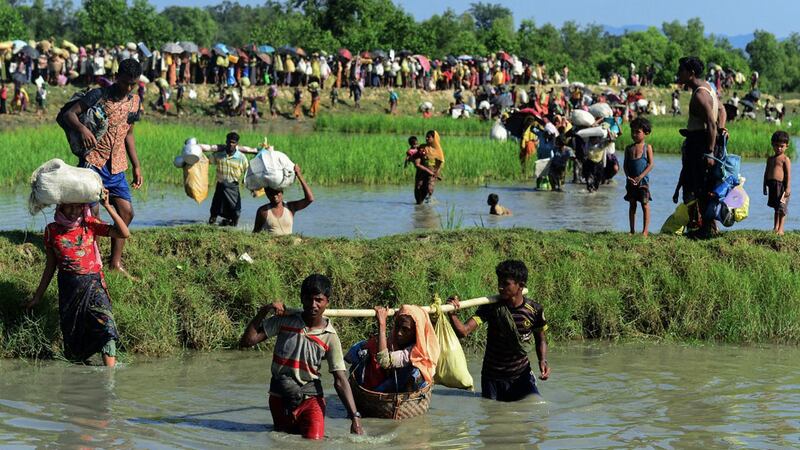 နတ်မြစ်ကို ဖြတ်ကျော်ပြီး ဘင်္ဂလားဒေ့ရှ်နိုင်ငံသို့ ထွက်ပြေးနေကြသည့် ရိုဟင်ဂျာဒုက္ခသည်များအား ၂၀၁၇ ခုနှစ်၊ အောက်တိုဘာလ ၁၆ ရက်‌နေ့တွင် တွေ့ရစဉ်။ (Photo: MUNIR UZ ZAMAN / AFP)