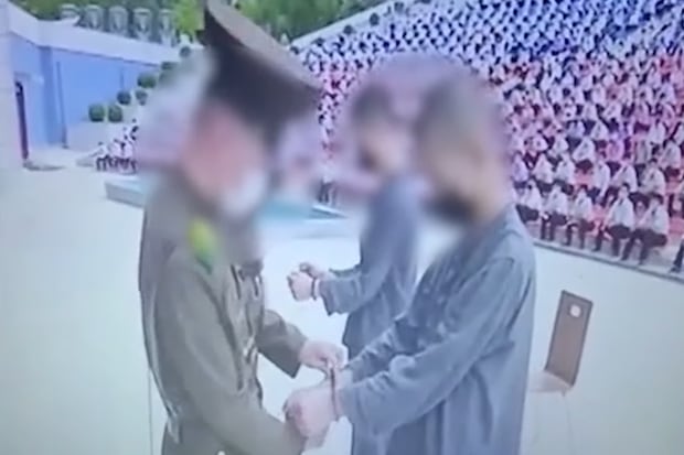 남한의 북한인권단체인 샌드연구소가 공개한 북한내부 영상물. 북한당국이 한국 드라마를 시청했다는 이유로 10대 미성년자에게 수갑을 채우고12년의 노동교화형을 선고하는 장면이 나온다.