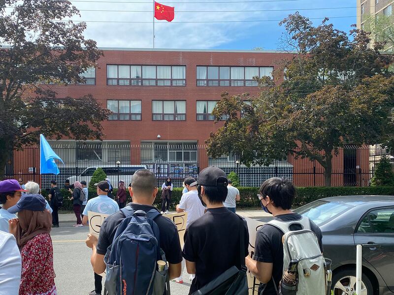 三名港人自發參與在多倫多中國領事館外的維吾爾族示威，希望與同受中共壓迫的族群互相支持。（胡彗藍 攝）