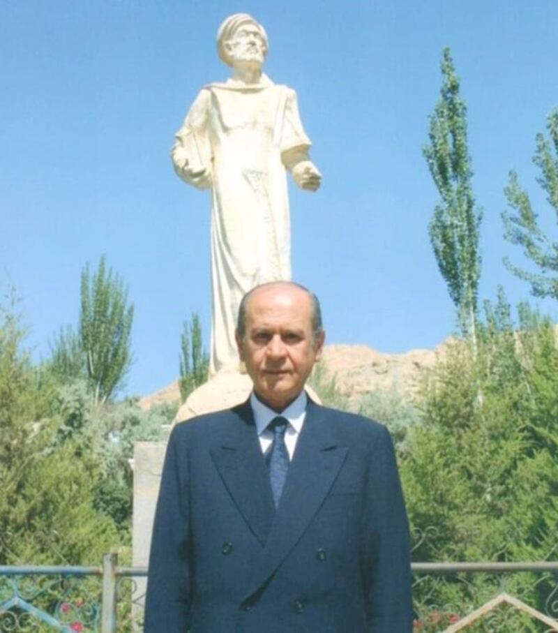 تۈركىيە مىللىيەتچى ھەرىكەت پارتىيەسىنىڭ باشلىقى دەۋلەت باغچەلى ئوپال ھەزرەتى موللام مازىرىدىكى مەھمۇد قەشقىرى ھەيكىلىنىڭ ئالدىدا. (2008-يىلى 5-ئاينىڭ 29-كۈنى). بۇ ھەيكەل 2020-يىلى خىتاي ھۆكۈمىتى تەرىپىدىن يوقىتىۋېتىلگەن.