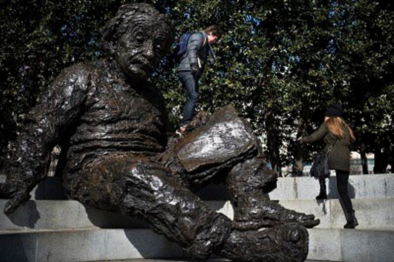 Tượng Albert Einstein tại Washington DC hôm 11/2/2016. AFP PHOTO/Brendan Smialowski.