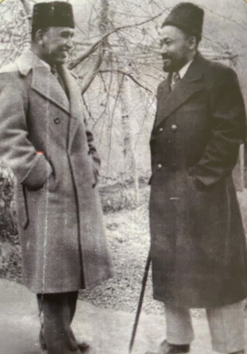 مۇھەممەد ئەمىن بۇغرا (سولدا) بىلەن ئەيسا يۈسۈپ ئالىپتېكىن (ئوڭدا) 1939-يىلى دېكابىردا ئافغانىستان پايتەختى كابۇلدا كۆرۈشكەندە چۈشكەن سۈرەت.