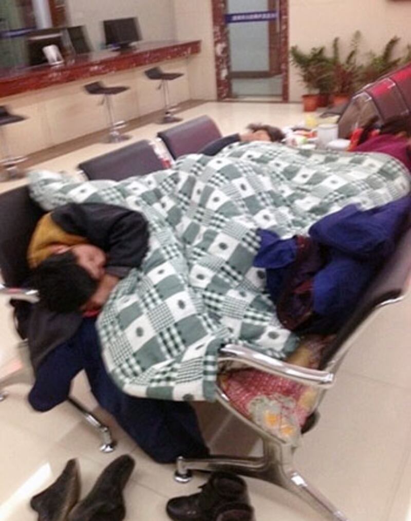 宣城拆遷戶王守保被打受傷妻子被逼離開醫院後,她與家人一起睡在公安局以示抗議。(照片來自王守保微博)