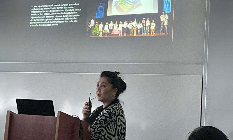 «لۇدۋىگ ماخسىمىلىئانس ئۇنىۋېرسىتېتى» دا ئۆتكۈزۈلگەن خەلقئارا ئانا تىل كۈنىنى خاتىرىلەش پائالىيىتىدىن كۆرۈنۈش. 2024-يىلى 25-فېۋرال، ميۇنخېن، گېرمانىيە.