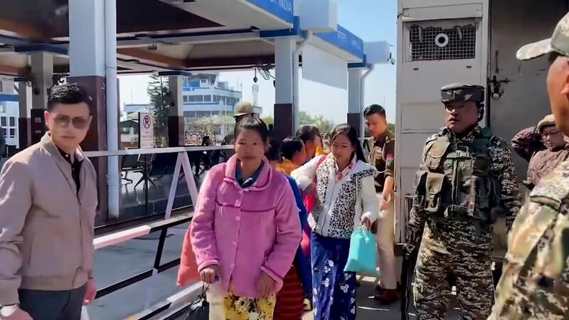 အိန္ဒိယနိုင်ငံ မဏိပူရ်ပြည်နယ် ထိန်းသိမ်းရေးစင်တာတွင် ဖမ်းဆီးခံထားရသည့် မြန်မာအမျိုးသမီးတချို့အား လုံခြုံရေးကားများနှင့် လေဆိပ်ပို့ဆောင်နေသည်ကို ၂၀၂၄ ခုနှစ် မတ်လ ၈ ရက်နေ့က တွေ့ရစဉ်။ (Photo: N.Biren Singh/ Twitter)