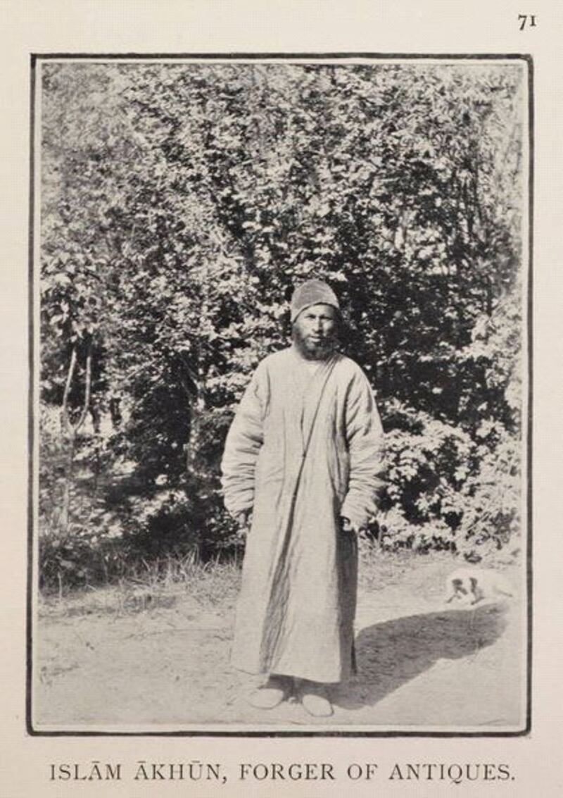 ئاۋرېل سىتەيىن تارتقان ئىسلام ئاخۇننىڭ سۈرىتى، 1901-يىلى، مەنبە: قەدىمكى خوتەن (1907)، لوندون