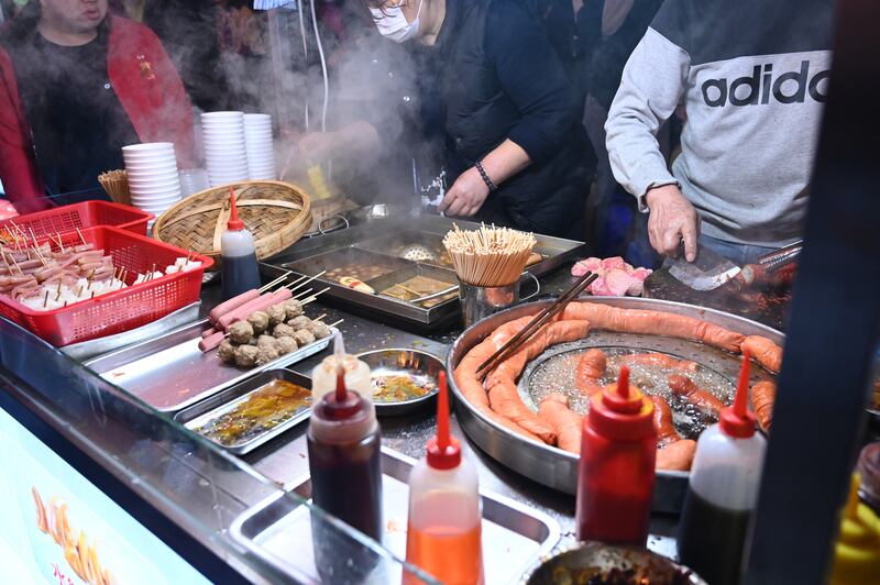 美食街檔口不能以明火煮食,店主以電磁爐煮食,鑊氣欠奉。(張仕仁攝)