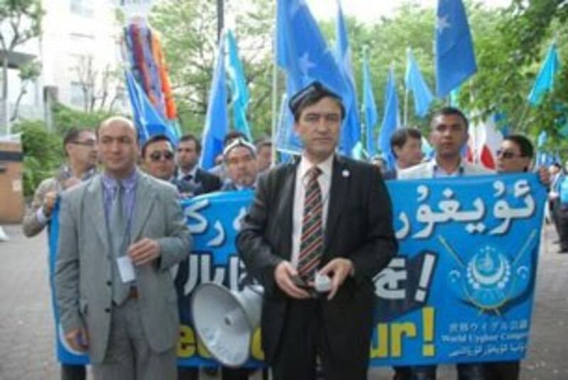 图片:会议闭幕后参加大会的全体代表与日本支持者近200人17号下午在东京的中国大使馆外举行了抗议遊行。(南洲拍摄)