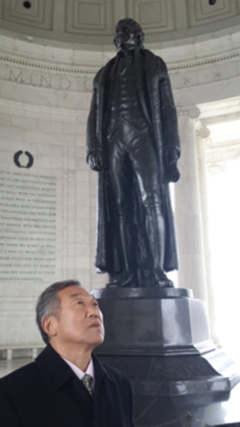 미국 워싱턴 DC 제퍼슨 기념관을 둘러 보는 최연홍 교수.