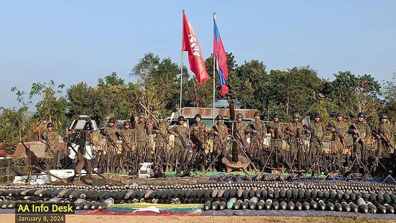 ကျောက်တော်မြို့နယ် တောင်ရှည်တောင်ဗျူဟာကုန်း တိုက်ပွဲအတွင်း သိမ်းဆည်းရရှိသော လက်နက်ခဲယမ်းများနှင့် ရက္ခိုင့်တပ်တော် (AA) တပ်ဖွဲ့ဝင်များအား ၂ဝ၂၄ ခုနှစ် ဇန်နဝါရီလ ၈ ရက်နေ့က တွေ့ရစဉ်။ (Photo: AA Info Desk)