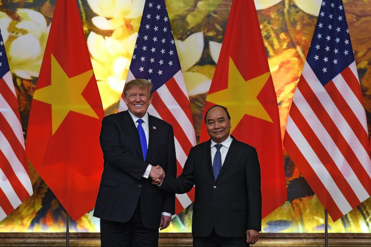 Hình minh hoạ. Tổng thống Mỹ Donald Trump bắt tay Thủ tướng Nguyễn Xuân Phúc ở Hà Nội hôm 27/2/2019