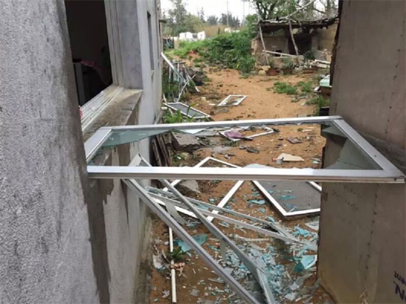 2015年4月7日,爆炸引起的衝擊,把附近民居的戶窗玻璃震碎。(村民攝)