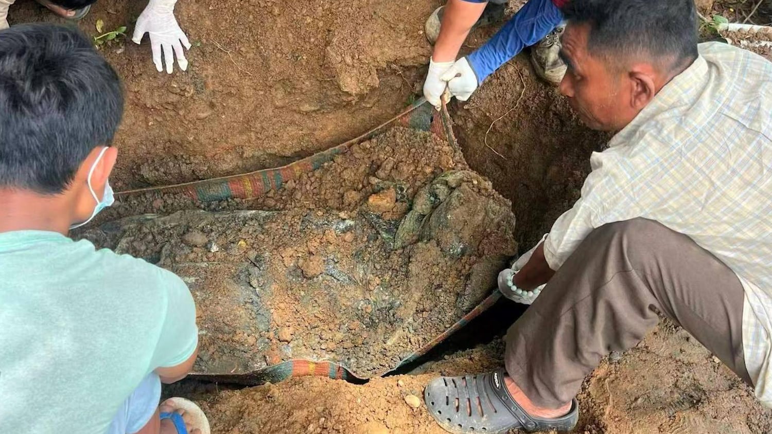 ဖားကန့်၊ မှော်ဝမ်းလေးရွာမှာ ရုပ်အလောင်း ၂၅ လောင်း တူးဖော်တွေ့ရှိ