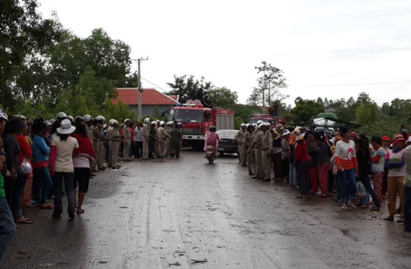 ឡាន​ទឹក ២​គ្រឿង និង​កម្លាំង​សមត្ថកិច្ច ត្រៀម​នៅ​ខាង​មុខ​រោងចក្រ​កាត់​ដេរ​សម្លៀកបំពាក់ អេស៊ា ដ្រេហ្គន (Asia Dragon) ស្ថិត​ក្នុង​ភូមិ​ពត់ស ឃុំ​ឃ្លាំងសម្បត្តិ ស្រុក​បាទី ខេត្ត​តាកែវ នៅ​ថ្ងៃ​ទី២៤ ខែ​កក្កដា ឆ្នាំ​២០១៣។