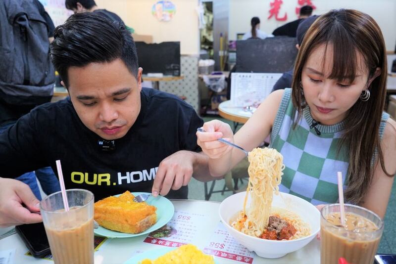 臨別香港，他們選擇到「光榮冰室」用餐，記下屬於香港的獨有味道。（文海欣 攝）