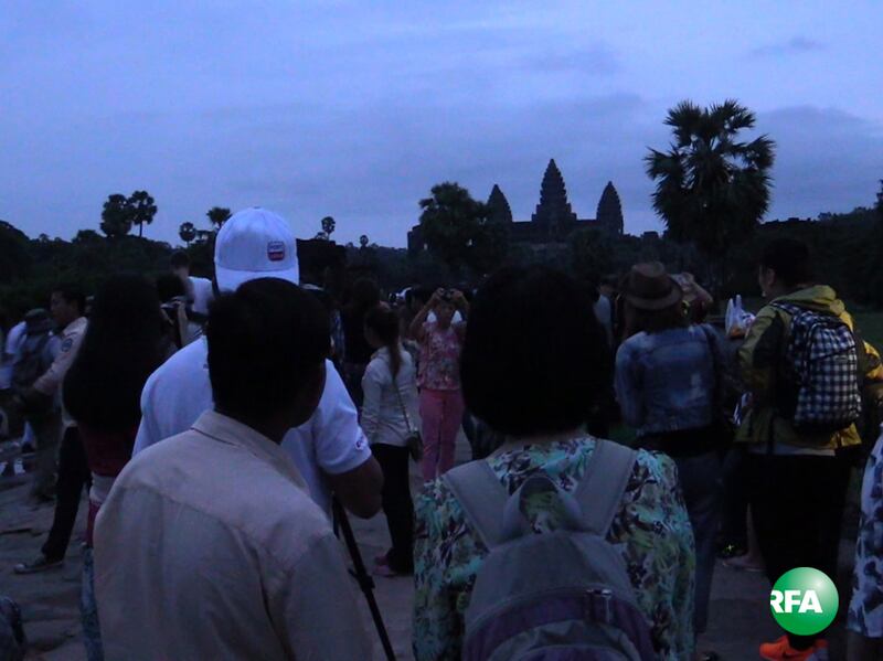 ភ្ញៀវ​ទេសចរ​ចម្រុះ​ជាតិ​សាសន៍​នាំ​គ្នា​រង់ចាំ​មើល​ព្រះអាទិត្យ​រះ​ចំ​កណ្ដាល​កំពូល​ប្រាសាទ​អង្គរវត្ត នា​ខេត្ត​សៀមរាប កាល​ពី​ទៀប​ភ្លឺ​ថ្ងៃ​ទី​២២ ខែ​កញ្ញា ឆ្នាំ​២០១៦។ 
