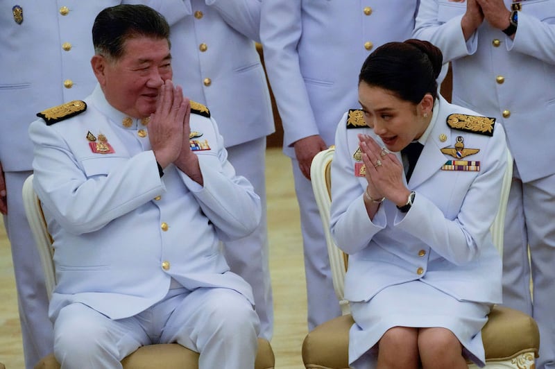 (سولدىن)تايلاند دۆلەت مۇداپىئە مىنىستىرى فۇنتام ۋېچاياچاي (Phuntham Wechayachai) بىلەن تايلاند باش مىنىستىرى پېتوڭتارىن شىناۋاترا(Paetongtarn Shinawatraا) ئەمەلدارلار يىغىنىدا. 2024-يىلى 6-سېنتەبىر، باڭكوك.