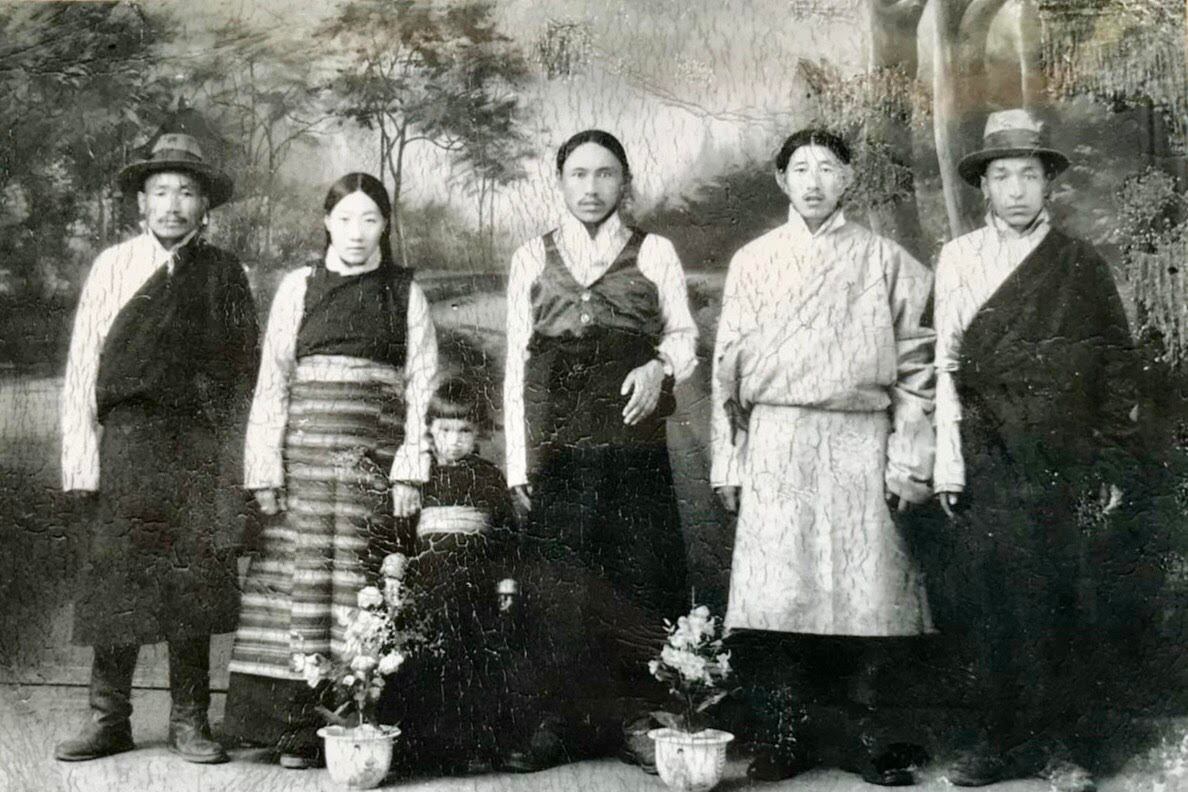 这是1946年,我三岁的母亲与父母,及三位仆人在康区达折多(今康定)的合影。我外祖父当时受命噶伦拉鲁派往此地办理事情。