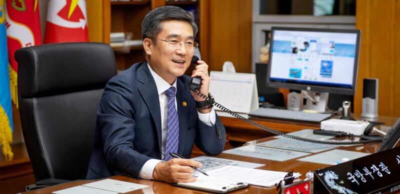 서욱 한국 국방부 장관이 8일 오전 서울 국방부 내 장관실에서 마크 에스퍼 미국 국방부 장관과 통화하고 있다.