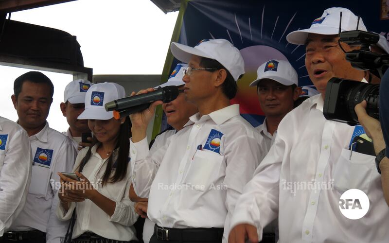 មន្ត្រី​នាំ​ពាក្យ​គណបក្ស​សង្គ្រោះ​ជាតិ លោក យឹម សុវណ្ណ (កាន់​ក្បាល​មេក្រូ) ថ្លែង​ទៅ​កាន់​អ្នក​គាំទ្រ​នៅ​ខាង​មុខ​វត្ត​ចាស់ នា​សង្កាត់​ជ្រោយចង្វារ រាជធានី​ភ្នំពេញ មុន​នឹង​ដង្ហែ​ក្បួន​ឃោសនា​បោះឆ្នោត​ឃុំ-សង្កាត់​នៅ​ថ្ងៃ​ទី​២៨ ខែ​ឧសភា ឆ្នាំ​២០១៧។ 