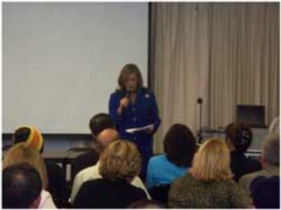 Nữ Dân biểu Hoa Kỳ Loretta Sanchez trong một buổi nói chuyện với cộng đồng Việt Nam tại California. Courtesy lorettasanchez.house.gov
