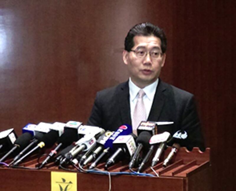 2015年3月26日，商務及經濟發展局局長蘇錦樑表示，如果亞視未能提供應有的服務，政府有權撤銷牌照。(立法會現場人士攝)