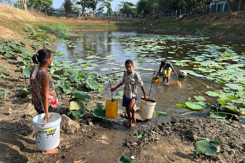 ရန်ကုန်မြစ်တစ်ဘက်ကမ်း ဒလမြို့နယ်တွင် နေထိုင်သည့် ပြည်သူများ သောက်သုံးရေခပ်ယူနေကြသည်အား ၂၀၂၃ ခုနှစ် မေလ ၂ ရက်နေ့က တွေ့ရစဉ်။ (Photo: RFA)