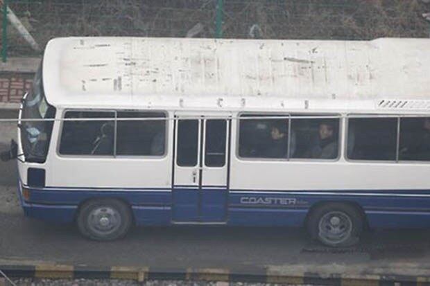 사진은 압록강대교를 건너 온 북한 버스가 단둥 세관으로 향하고 있는 모습. 