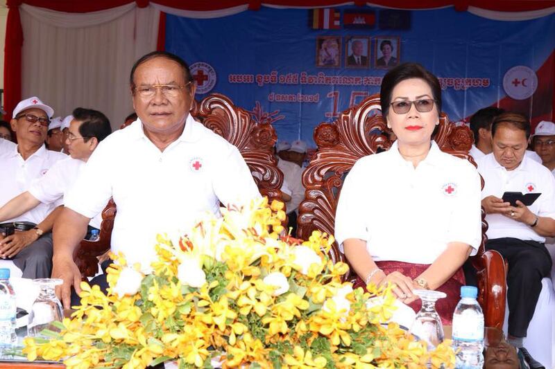 លោក ប៉ុល សារឿន និងប្រពន្ធ អ្នកស្រី ណុព្វ ស៊ីដារ៉ា ក្នុងទិវាពិភពលោកកាកបាទក្រហម និងអឌ្ឍចន្ទក្រហម នៅខេត្តព្រះសីហនុ កាលពីថ្ងៃទី០៤ ខែឧសភា ឆ្នាំ២០១៨ ក្នុងរូបថតបង្ហោះនៅលើទំព័រហ្វេសប៊ុក (Facebook) របស់លោក ប៉ុល សារឿន។