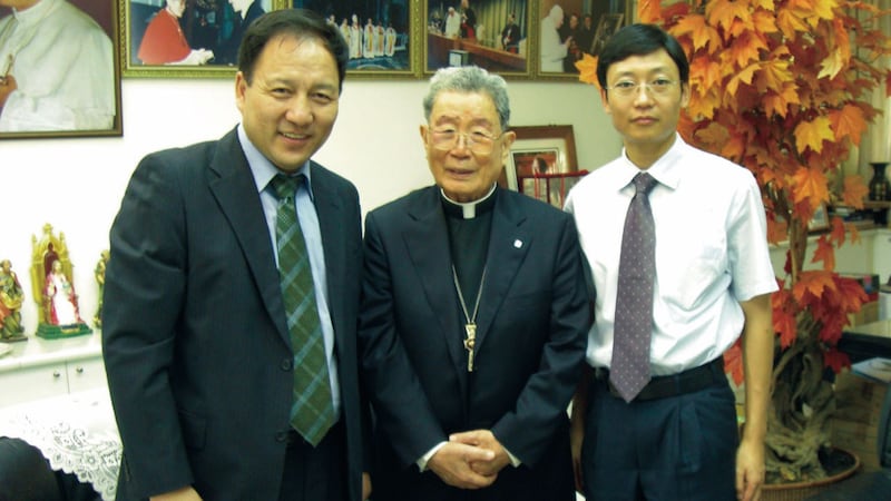 二零零九年九月达瓦才仁拜会前天主教枢机主教单国玺。(达赖喇嘛西藏宗教基金会)