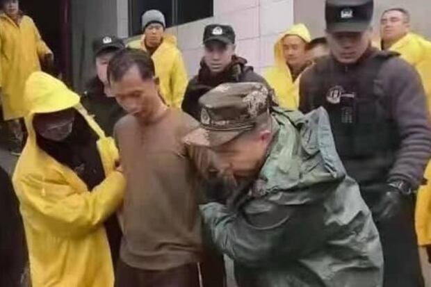 2021年2月9日,湖南辰溪縣水泥工何漢良討要1萬元工錢無果,殘忍殺害工頭家的三個幼子,並導致工頭妻子重傷。