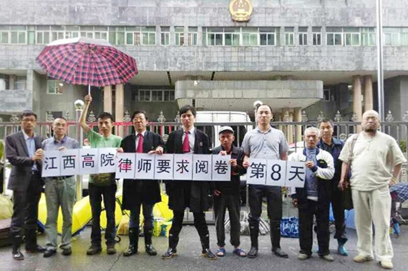 2015年5月18日,屠夫抵達江西高級法院外,參與樂平寃案代表律師第8日的維權行動。(照片來自維權人士)
