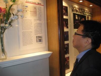 图片：曾服刑的原广东学生领袖陈破空在监狱奴工展窗前（RFA）