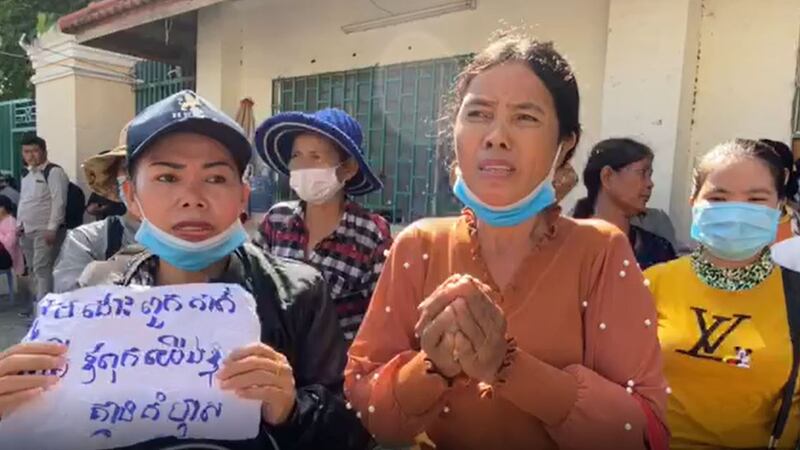 នគរបាល​កំពុង​ដណ្ដើម​យក​ក្រដាស​បដា​ ដែល​សមាជិក​ក្រុម​គ្រួសារ​មន្ត្រី​គណបក្ស​សង្គ្រោះ​ជាតិ​ តវ៉ា​ទាមទារ​តុលាការ​ឱ្យ​ដោះលែង​ប្ដី និង​ឪពុក​របស់​ពួក​គាត់​ពី​ការ​ឃុំឃាំង​វិញ។