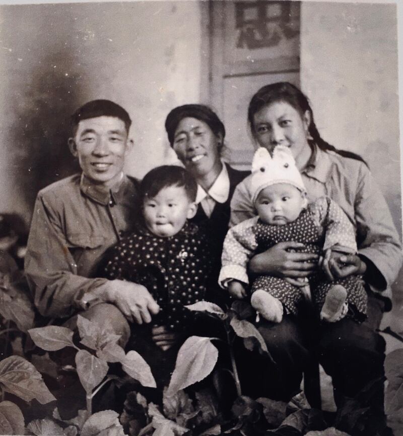 从德格探亲归来的我父母和我，与保姆阿佳益西及我妹妹在西藏军区里的家门前合影。