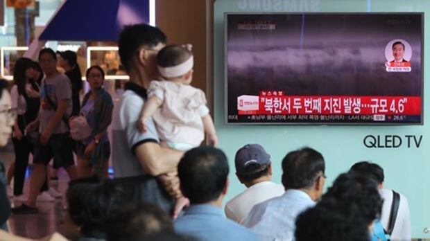 함경북도 길주군 풍계리 일대에서 북한의 제6차 핵실험으로 추정되는 인공지진이 발생한 3일 서울역에서 시민이 관련 뉴스를 시청하고 있다. 