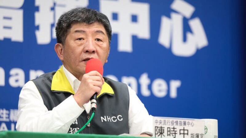 台湾中央流行疫情指挥中心指挥官陈时中解释“类包机”状况。(疾管署提供)
