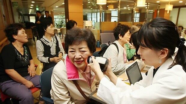 서울 이화동 종로노인종합복지관에서 대한피부과학회 전문의가 '찾아가는 피부과 교실' 봉사활동의 일환으로 노인들에게 피부건강 무료검진을 해주고 있다. 