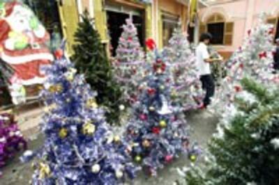 ChristmasTreeSaigon200.jpg