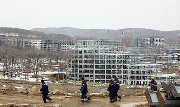 러시아 극동 블라디보스토크 남쪽 루스키섬 건설현장에 나타난 북한 노동자들. 