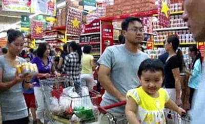Người tiêu thụ nhộn nhịp trong các siêu thị. RFA