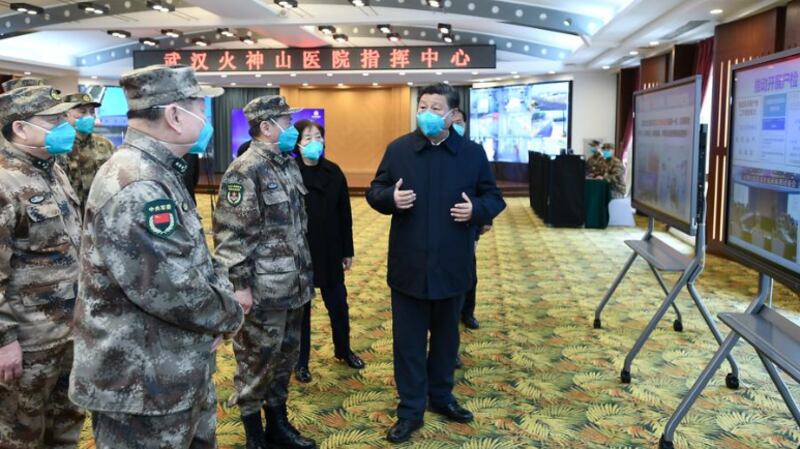 2002年3月10日习近平飞抵武汉，视察火神山医院指挥中心。（路透社）