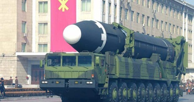 북한 노동당 기관지 노동신문에 게재된 대륙간탄도미사일(ICBM)급 '화성-15'형의 열병식 등장 모습.