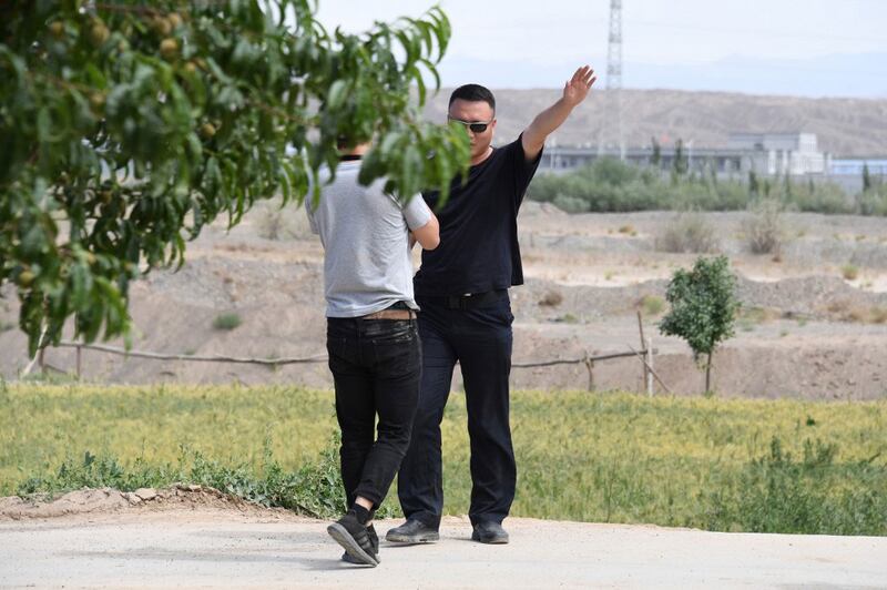 لاگېرلار ئەھۋالىنى ئىگىلەش ئۈچۈن بارغان فىرانسىيە خەۋەر ئاگېنتلىقى مۇخبىرى لاگېرغا يېقىنلاشقاندا ساقچى تەرىپىدىن توسۇۋېلىنغان ۋە قوغلىۋېتىلگەن كۆرۈنۈشى. 2019-يىلى 2-ئىيۇن، ئاتۇش.