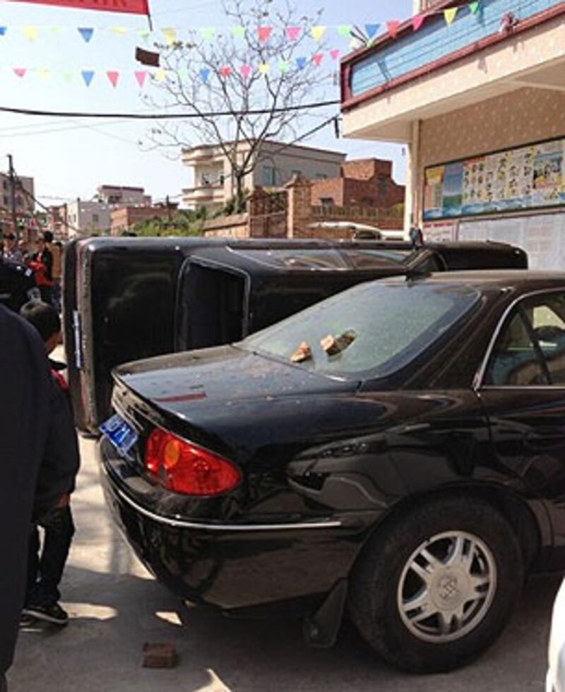 在中堂村和翟屋村的械鬥中，三部車輛被人打砸推翻。（相片由村民提供）