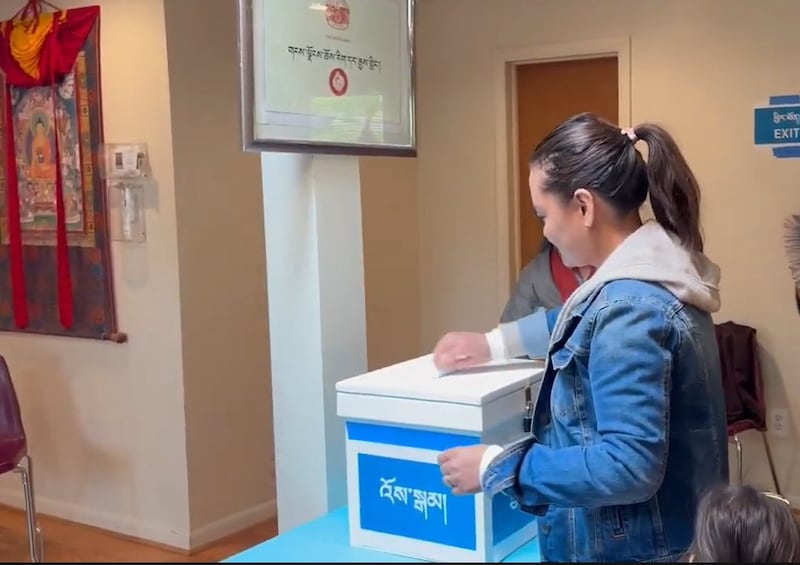 ཟླ་ ༤ ཚེས་ ༢༦ ཉིན་ཨ་རིའི་རྒྱལ་སའི་མངའ་ཁུལ་གྱི་བོད་མི་ཚོས་འོས་བསྡུར་མཉམ་ཞུགས་གནང་པ།