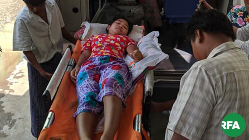 ကျည်ထိမှန်ခဲ့တဲ့ ဘူးသီးတောင်မြို့နယ် စစ်ဘေးဒုက္ခသည်စခန်းက ကျောင်းသူမမြသဇင် ကို ၂၀၁၉ အောက်တိုဘာ ၃ ရက်နေ့က စစ်တွေဆေးရုံကိုပို့ဆောင်စဉ်